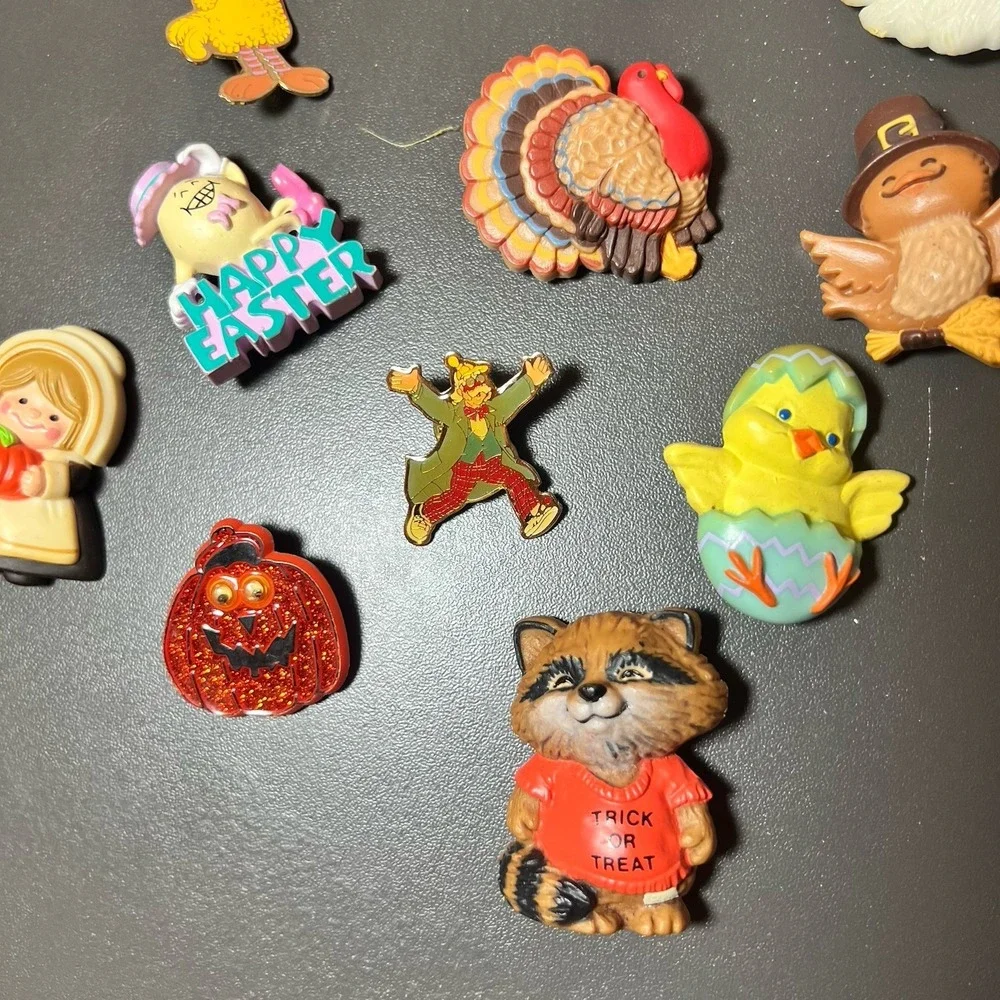 Huge Lot‎ Of 14 Vintage Hallmark Holiday Pins Thanksgiving Easter Halloween